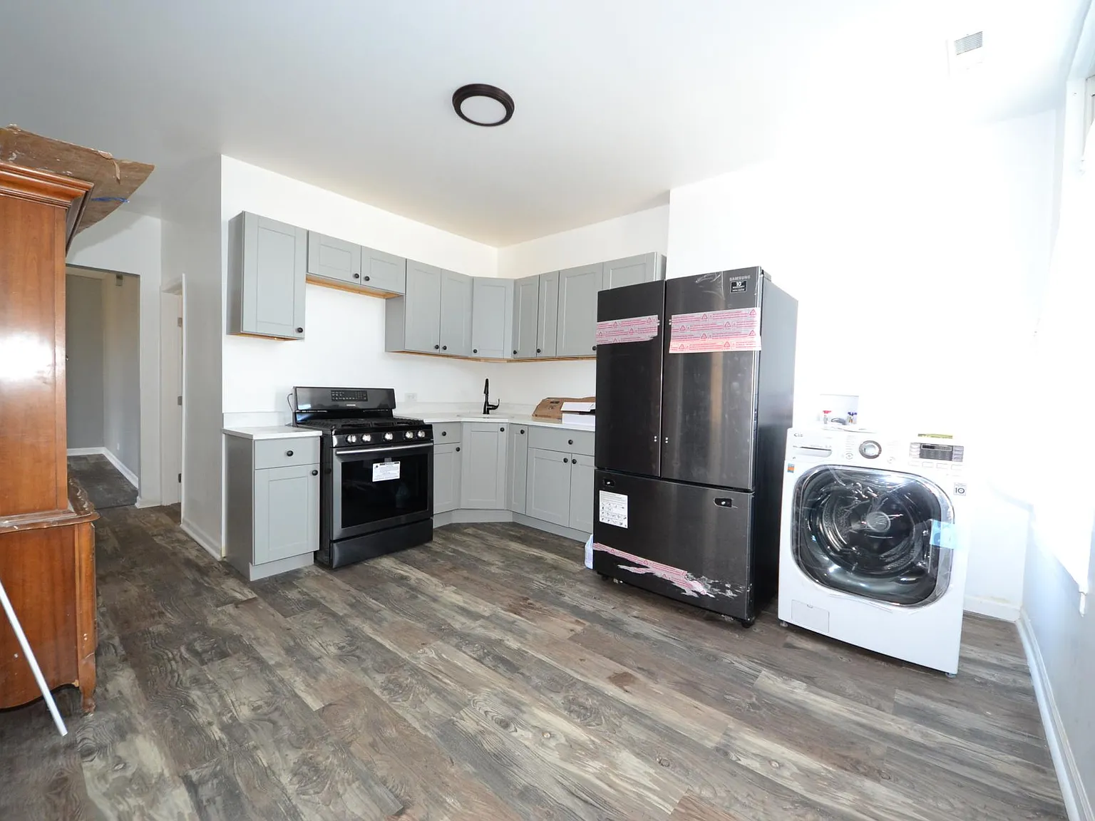 3 bed, 1200 sqft, $1,890 — Photo 2