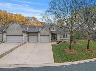 1662 Lakeview Ct, Arden Hills, MN 55112