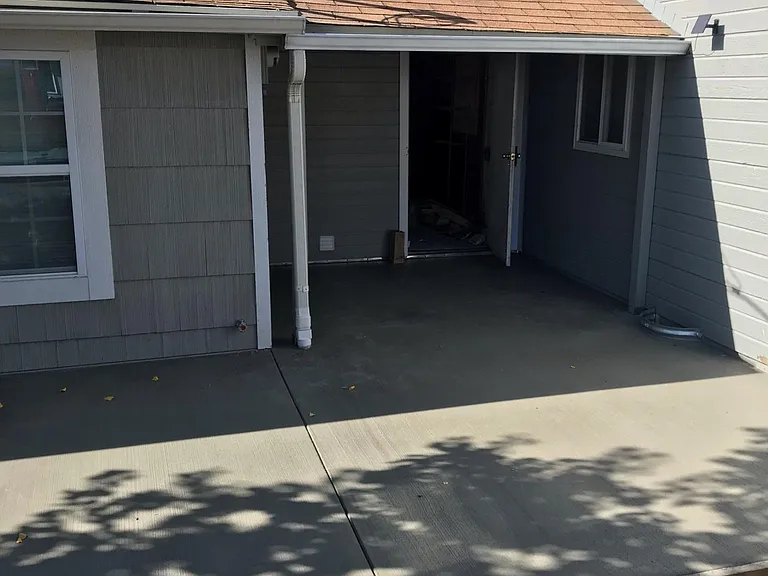 2926 NE Riverside Ave — Photo 2
