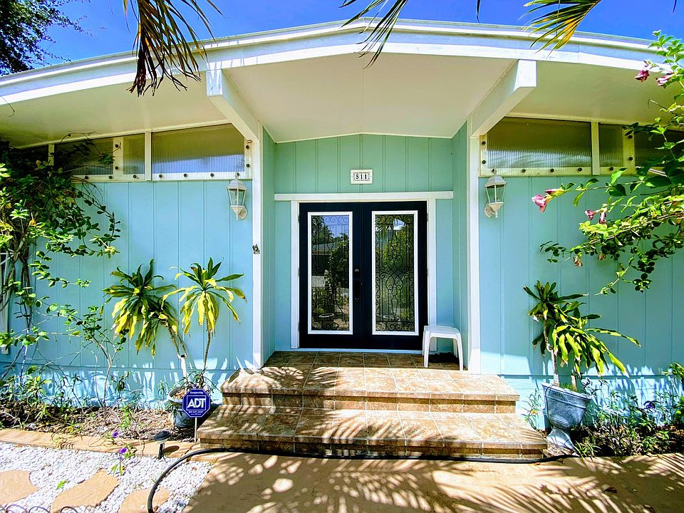 This home is located on a quiet dead end street on the desirable north end of Longboat Key.
