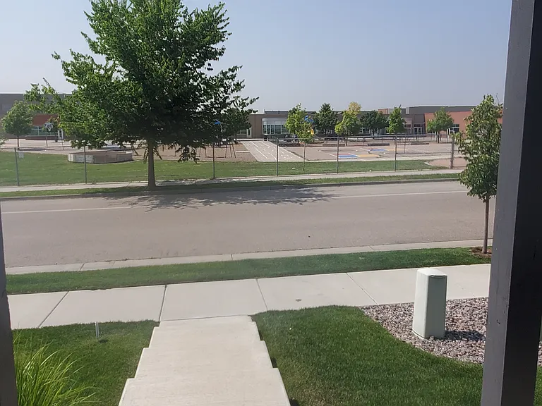 706 Finch Dr — Photo 4