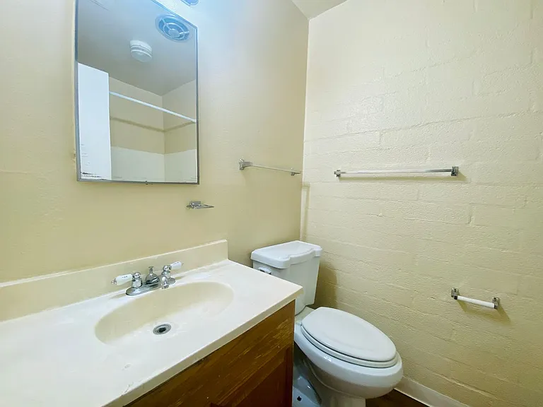 Swan Court Apartments - 1 and 2 Bedroom Homes! — Photo 20