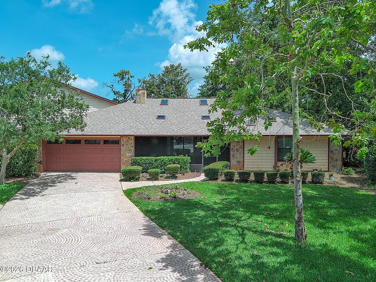 1807 Lindbergh Ln — Photo 1