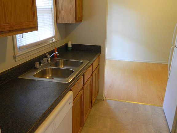 5th image of 2424 Woodhill Dr