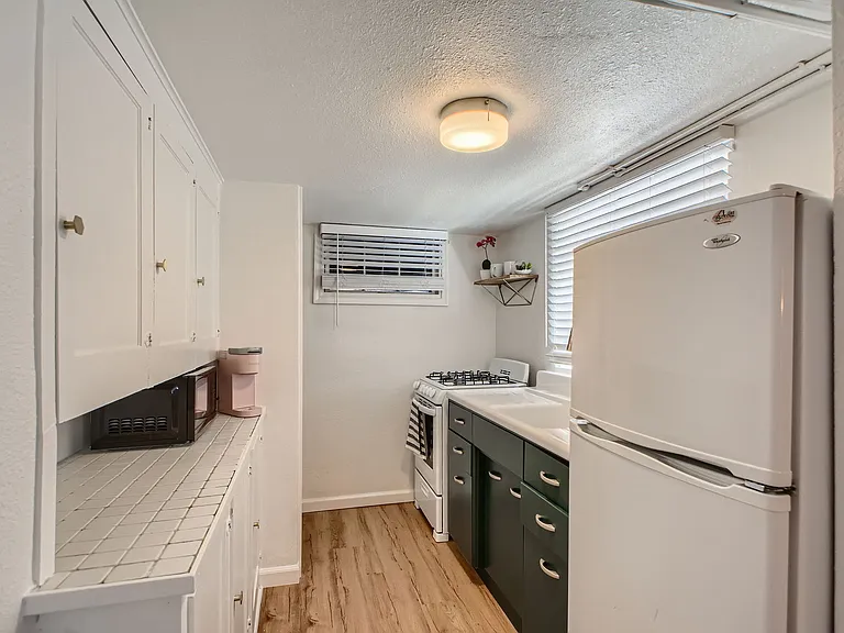 624 N Downing St #2 — Photo 3