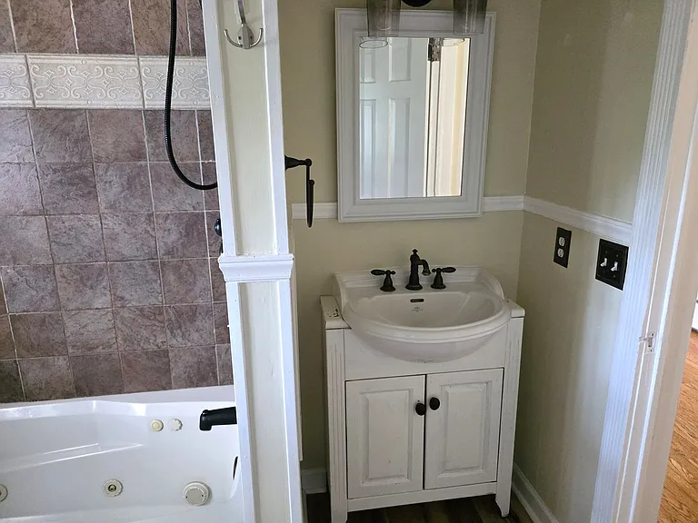 1046 N Main St — Photo 23