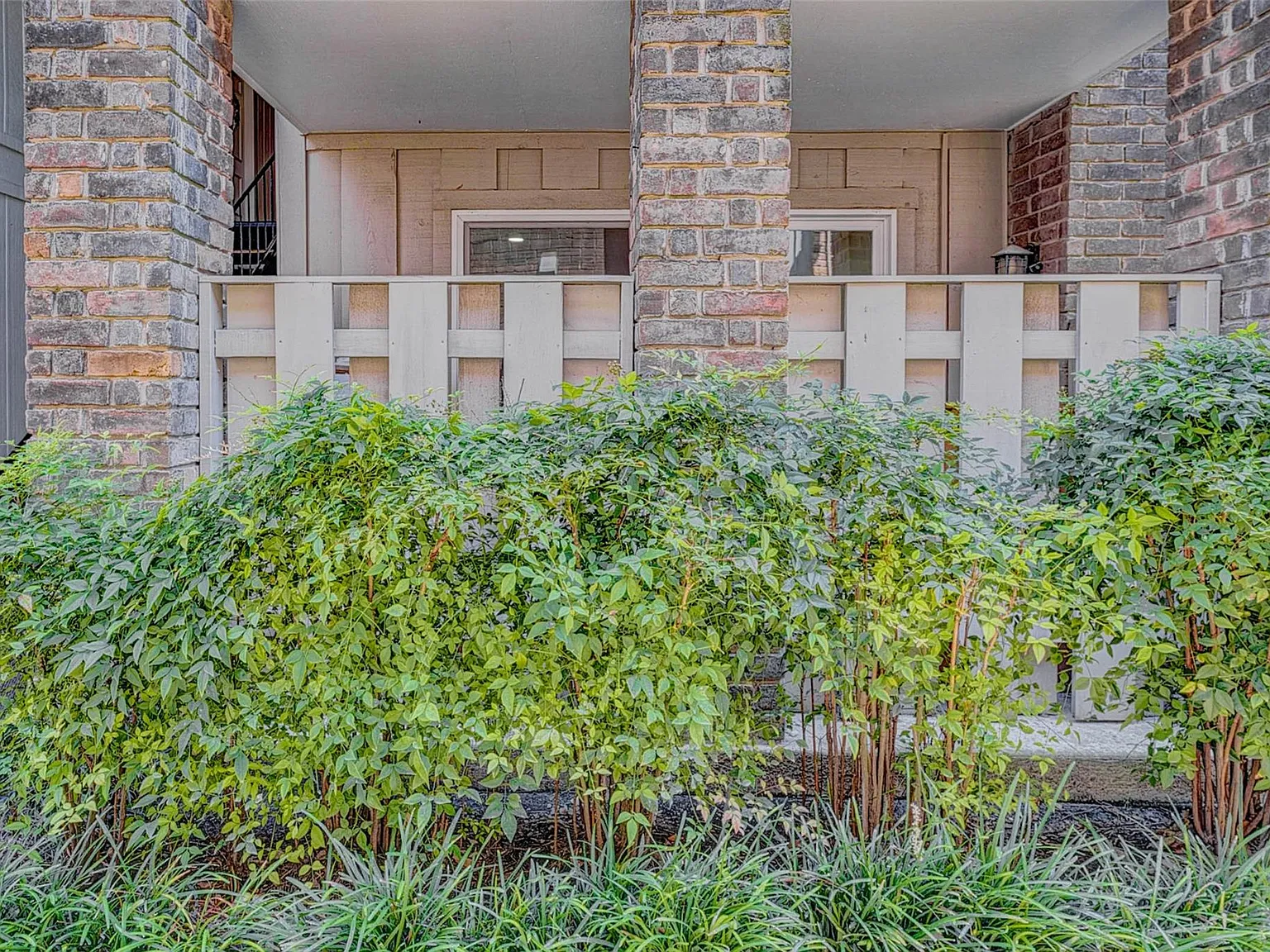 2 bed, 2.0 bath, 1163 sqft, $1,900 — Photo 2