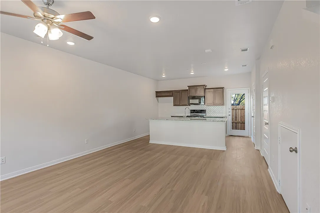 2 bed, 1165 sqft, $1,550 — Photo 3