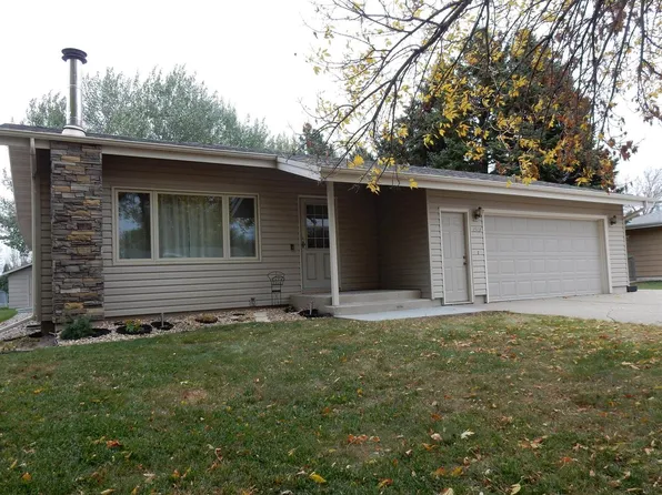 1513 Richmond Dr, Bismarck, ND 58504