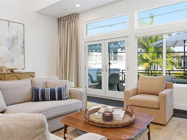 720 Manhattan Beach Blvd — Photo 3