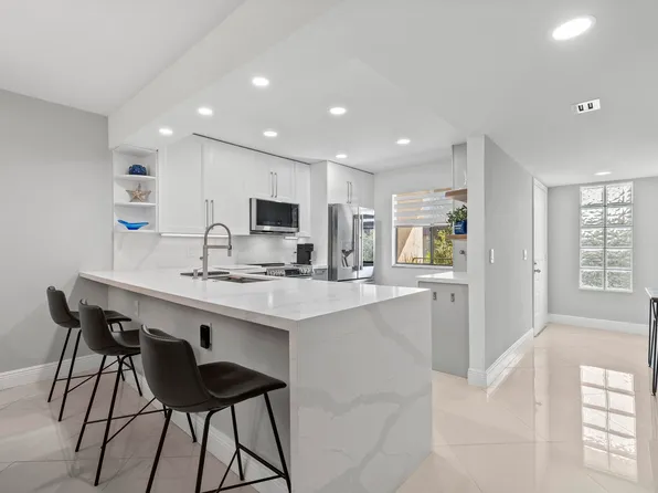 350 Lakeview Drive #202, Weston, FL 33326