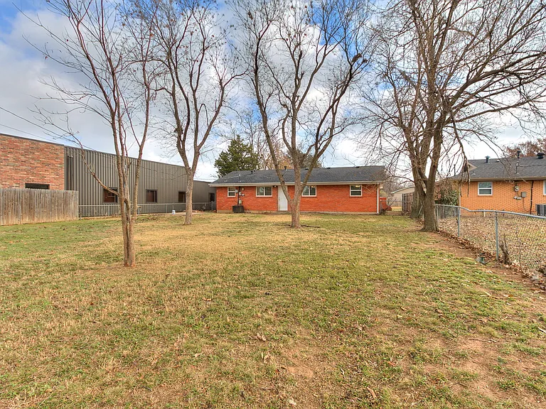202 Thompson Dr — Photo 20