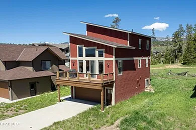 House with apartment on lower level at rear