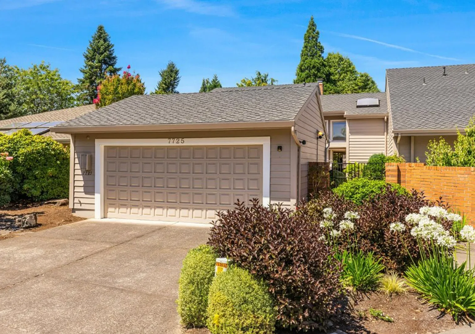 Prime Charbonneau Golf Community Location! 2 Bed, 2.5 Bath + Den, A/C, Washer/Dryer and Garage — Photo 2