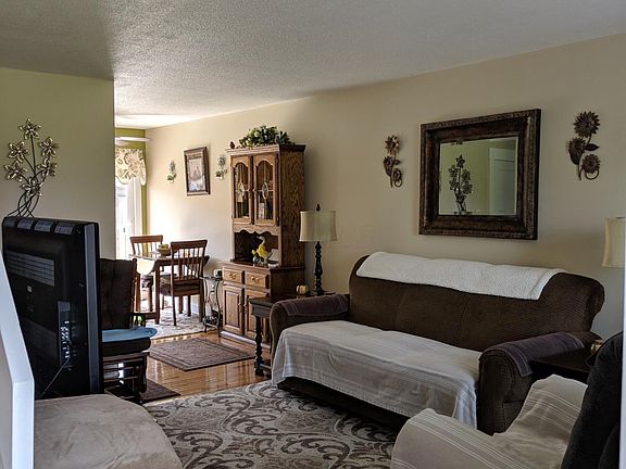 Price Rd Living room