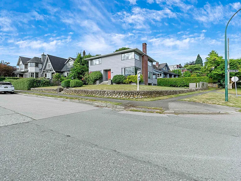 4514 Bellevue Dr — Photo 4