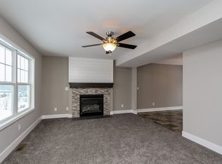 5500 Hagenvale Ct NE, Rockford, MI 49341