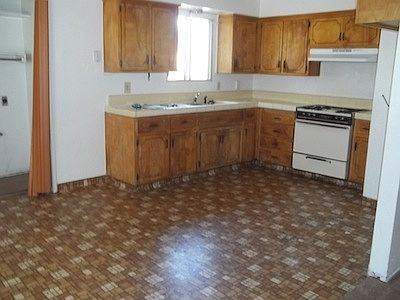 2nd image of 1025 S Anacapa Ave