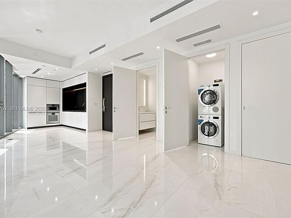 5th image of 300 Biscayne Boulevard Way #1106