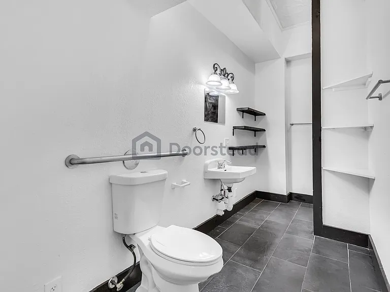 1803 E Yandell Dr — Photo 14