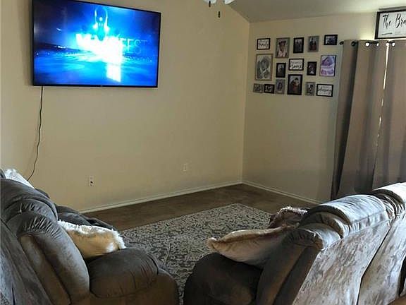 3rd image of 1301 Dixon Cir