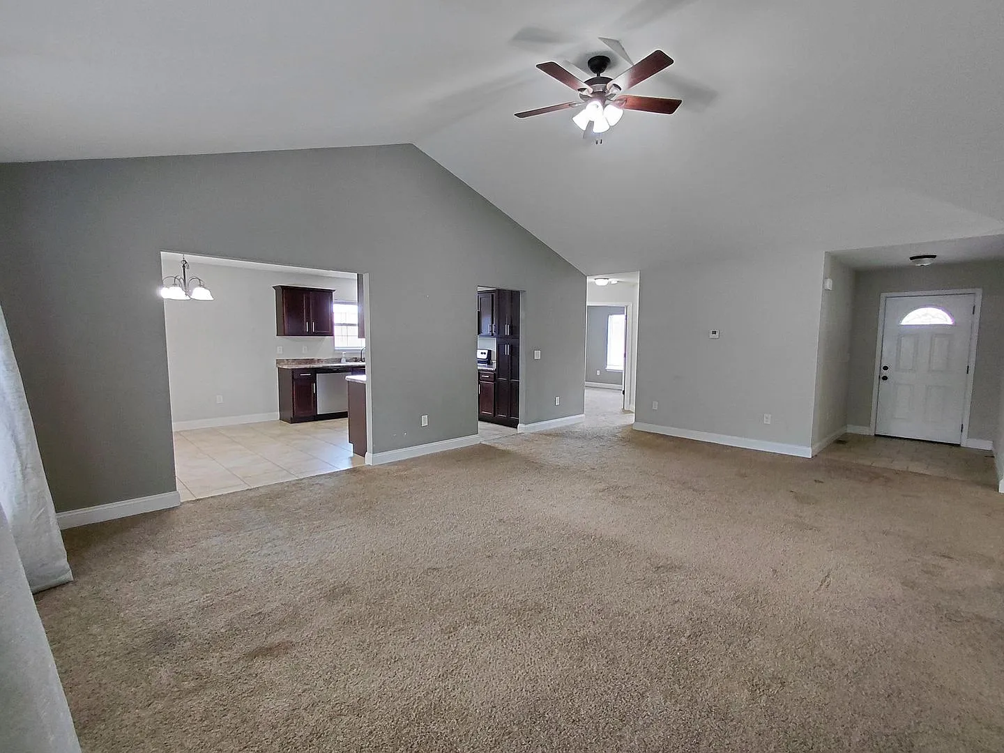 Spacious home — Photo 3