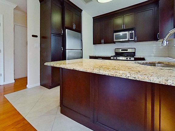 4th image of 202 Kearney Ave #2