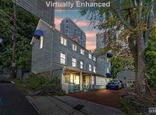27 Leary Ln, Edgewater, NJ 07020
