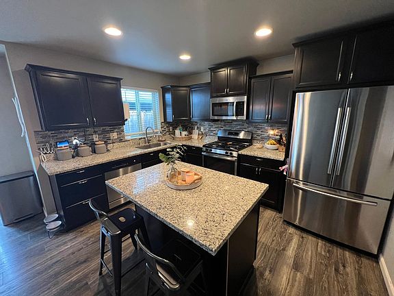 5th image of 202 NE Tronson Cir