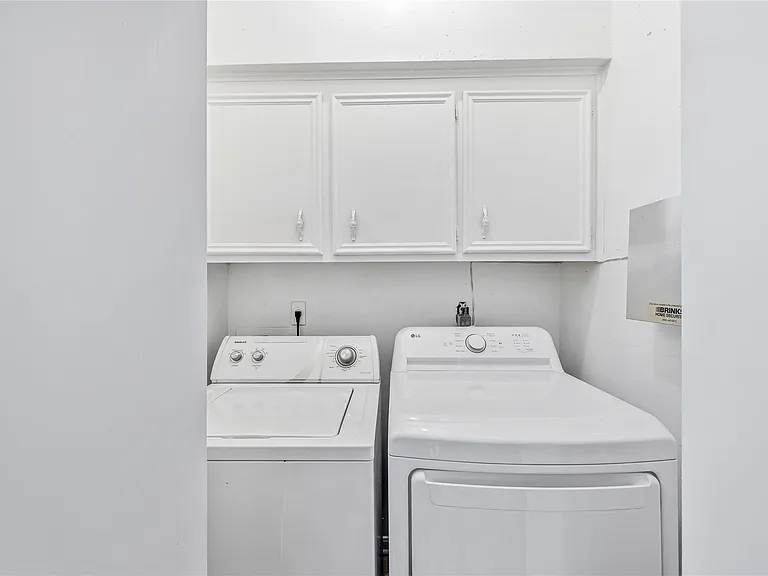 9410 Stonehouse Ln — Photo 20