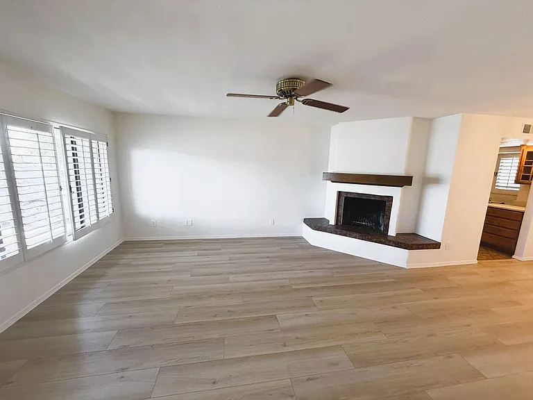 705 E Michelle Dr — Photo 1