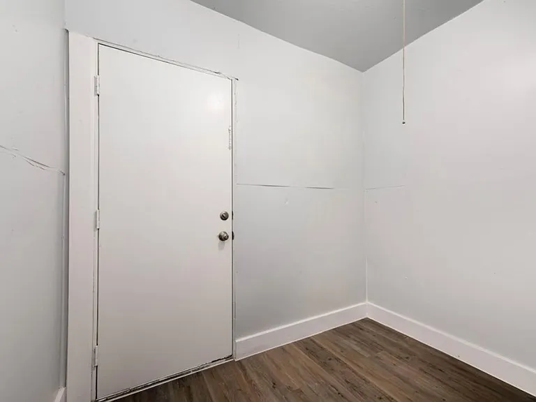 E. Walnut Hills - Cute 2 Bed In Upper Of 2 Family — Photo 22