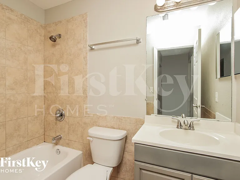 1327 Valencia St SE — Photo 9