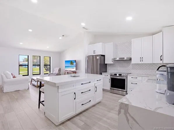 822 SE Cavern Ave, Port Saint Lucie, FL 34983