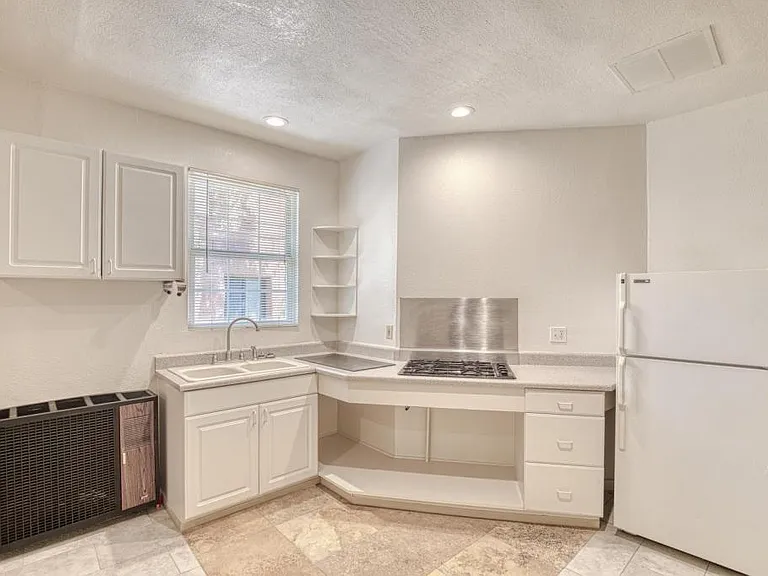 638 E 1st St #2 — Photo 23
