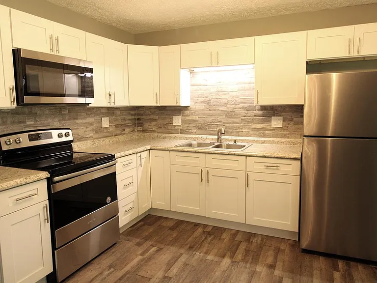 1803 Roxbury Dr — Photo 2