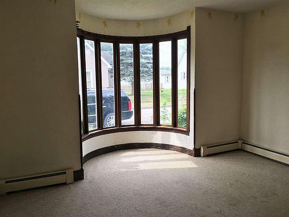 4th image of 303 E Main St