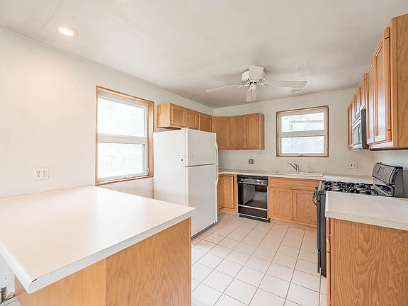 4th image of 2141 Spruce Rd