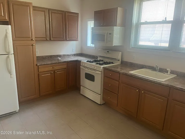 89 Bard Ave — Photo 4