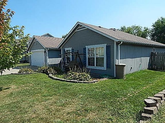 3rd image of 605 Sunset Dr
