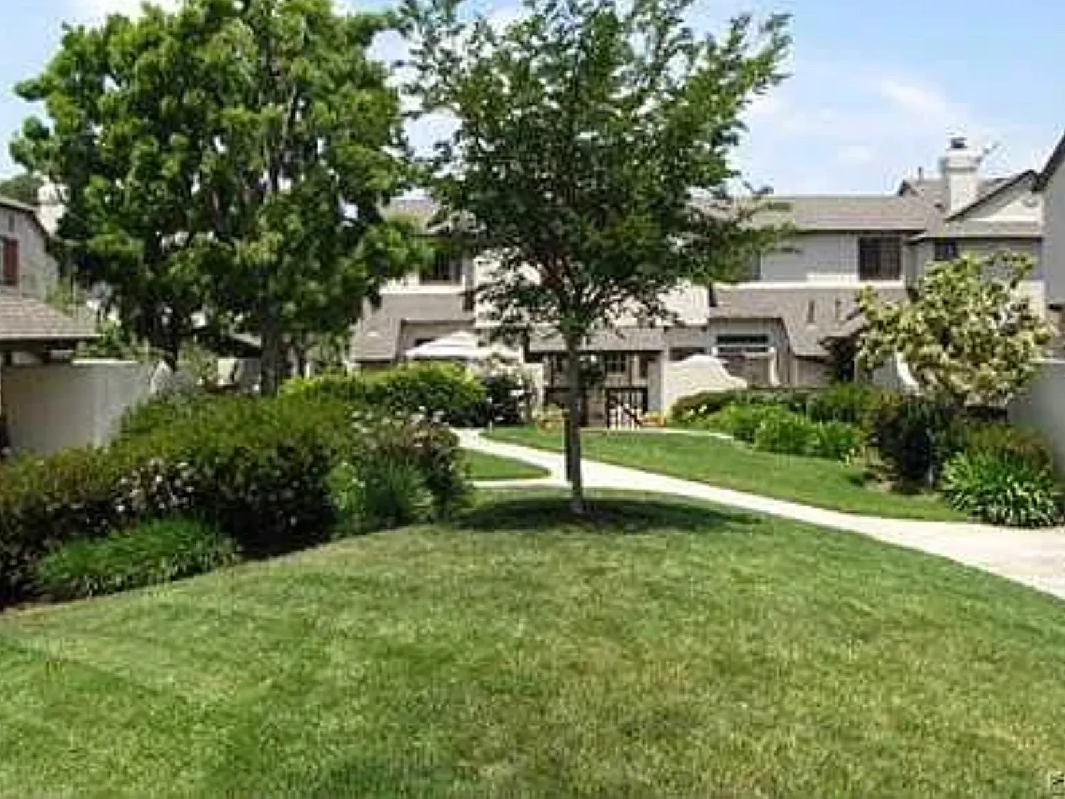 3 bed, 2.5 bath, 1465 sqft, $4,625 — Photo 2