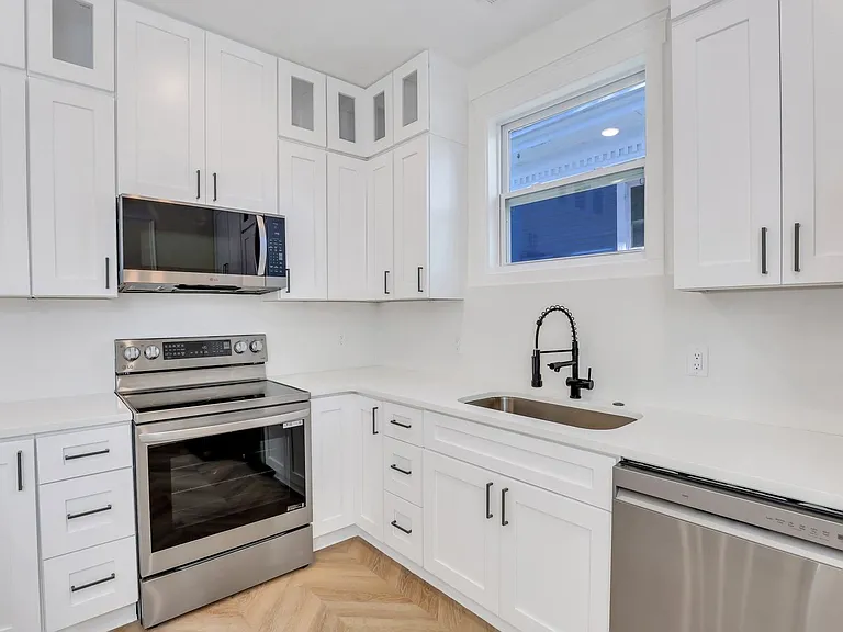 912 E Henry St — Photo 11