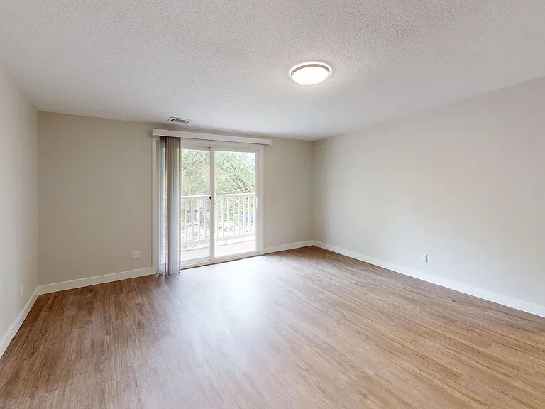 1515 W Kirby Ave — Photo 5