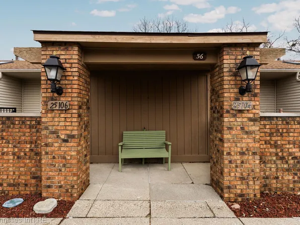 25106 Hamilton Ct, South Lyon, MI 48178