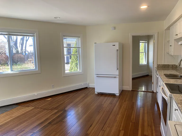 10 Narragansett Ave — Photo 3