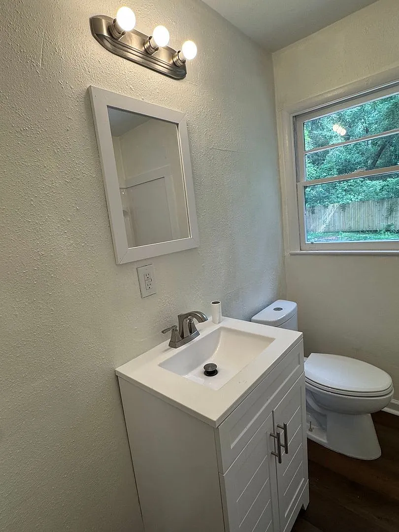 3 Bedroom Single Family House 3923 Moffett Ct in Mobile, AL 36618 — Photo 4
