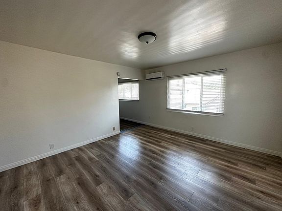 4th image of 5929 Primrose Ave #1/2