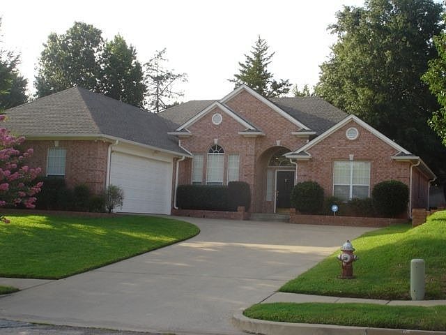 1st image of 633 Whiteoak Ln