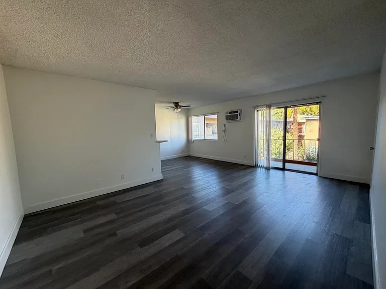 15040 Parthenia St #8 — Photo 4