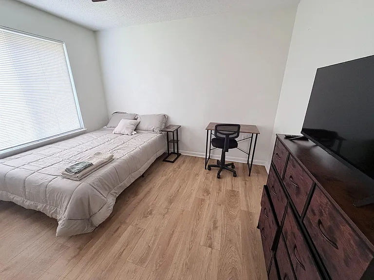 Collegiate Cir — Photo 4